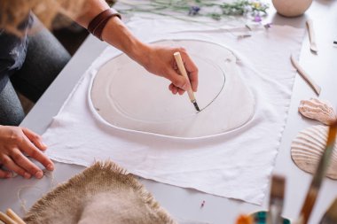 bir çömlekçi yakın çekim elinde bir kase Clay yapmak