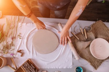 Kırmızı kil çalışmaya çömlek işçilik potter usta eller