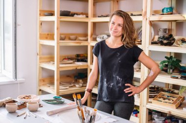 Potter, araçlar, Seramik Sanat kavramı - yakışıklı genç esmer erkek gülümseyen