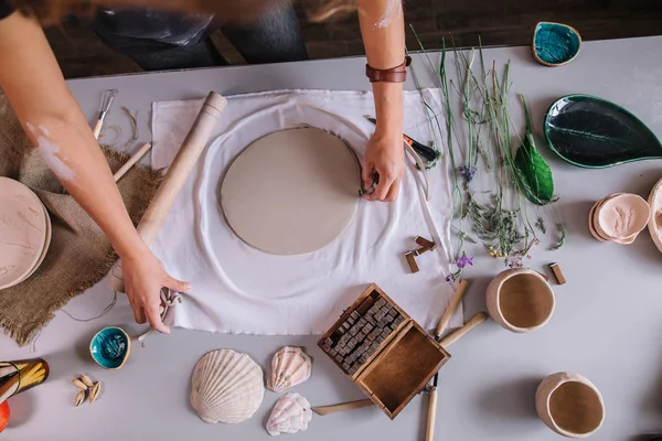 Künstlerinnen bearbeiten roten Ton, um handwerkliche Kunst zu schaffen — Stockfoto