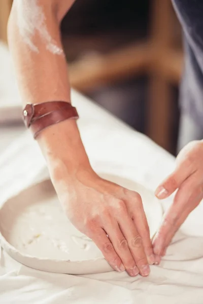 Nahaufnahme Hände eines Töpfers machen eine Schale aus Ton — Stockfoto