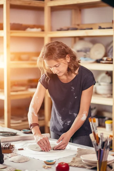 Taller de alfarería artesanal, decoración de macetas de barro — Foto de Stock