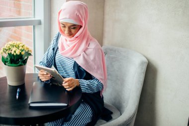 çok Müslüman kadının kullanım tablet Cafe