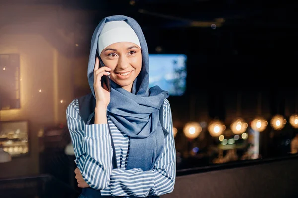 Muslim bisnis wanita di telepon melalui konferensi — Stok Foto