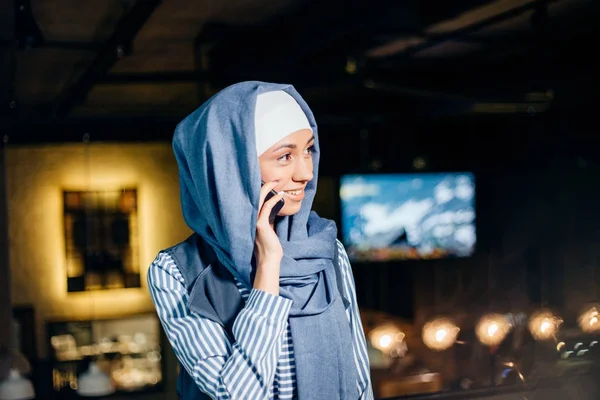 Mujer musulmana en descanso usando teléfono móvil en la cafetería —  Fotos de Stock