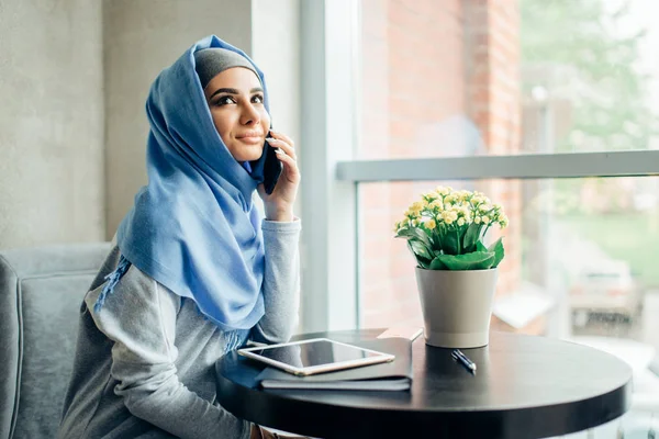 Успешная арабская женщина. Арабская деловая женщина в хиджабе разговаривает по мобильному телефону — стоковое фото
