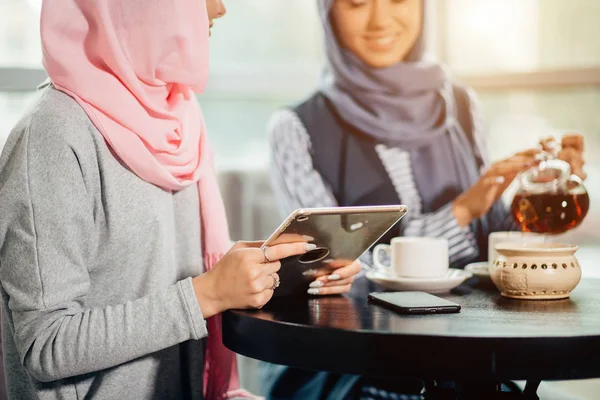 Portrait of young arabic woman working with tablet — Stock Photo, Image