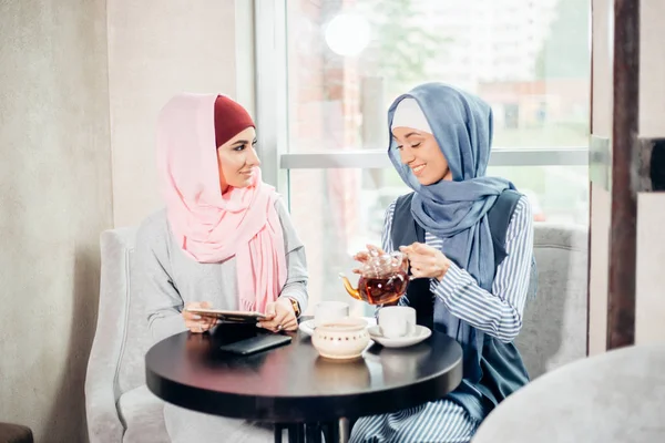 Portrét krásné arabské muslimské dívky pomocí tabletu — Stock fotografie