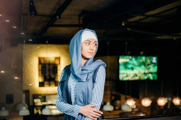 Retrato de una hermosa mujer musulmana en la cafetería — Foto de Stock