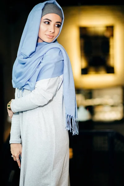 Hübsches muslimisches Mädchen im Hijab im Café — Stockfoto