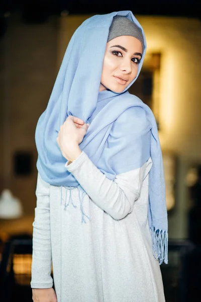 Porträt einer schönen arabischen Frau im Hijab, muslimische Frau im Hijab — Stockfoto