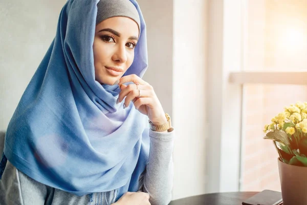 Junge muslimische Frau mit Kopftuch lächelt — Stockfoto