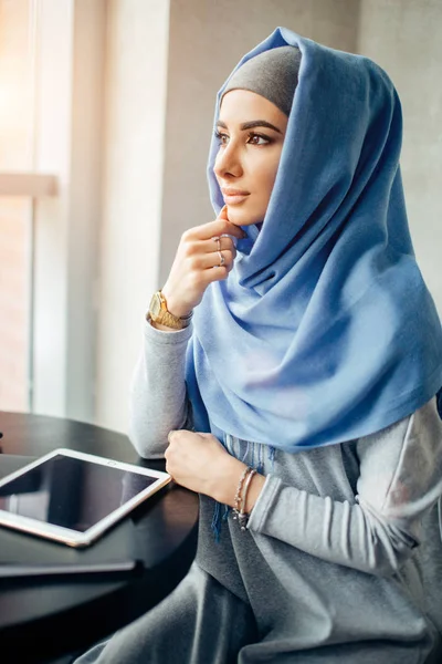 Chica bastante musulmana en hijab en la cafetería — Foto de Stock