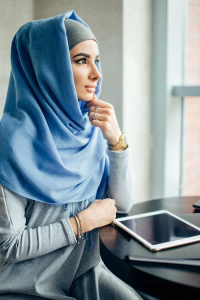 Portrait of a beautiful Arabian Woman wearing Hijab, Muslim Woman wearing Hijab — Stock Photo, Image