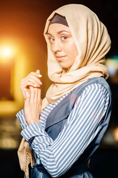 Unga muslimska kvinnan i huvud scarf leende — Stockfoto