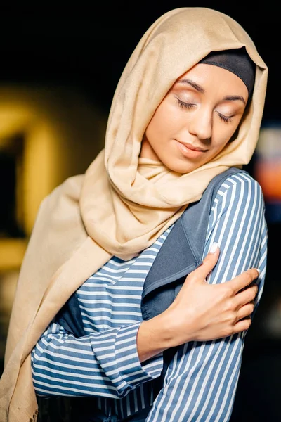 Chica bastante musulmana en hijab en la cafetería — Foto de Stock