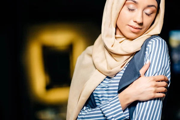 Retrato de una hermosa mujer árabe usando Hijab, mujer musulmana usando Hijab — Foto de Stock