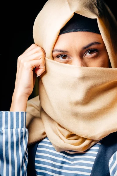 年轻穆斯林妇女在顶头围巾微笑 — 图库照片