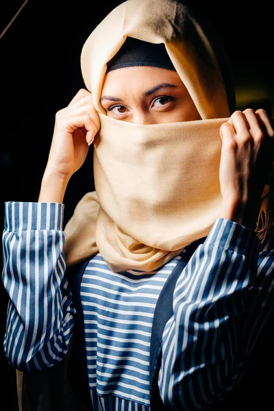 Kafede güzel bir Müslüman kadın portresi — Stok fotoğraf