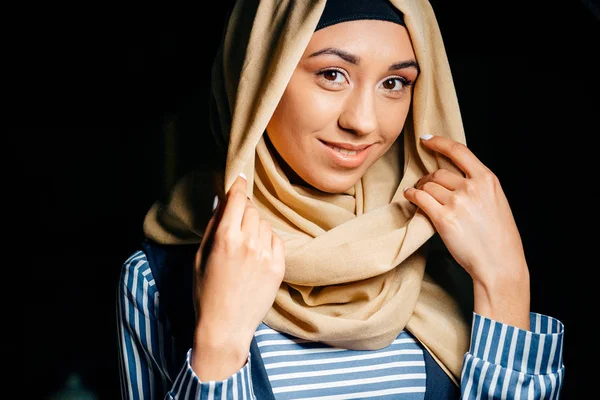 Симпатичная мусульманка в хиджабе в кафе — стоковое фото