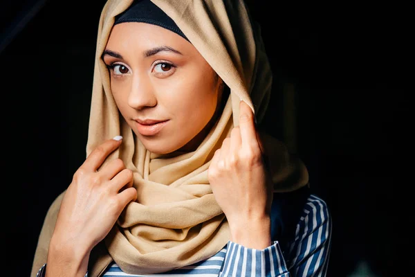 Potret seorang wanita muslim yang cantik di kafe — Stok Foto