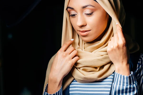 Ganska muslimsk flicka i hijab i café — Stockfoto