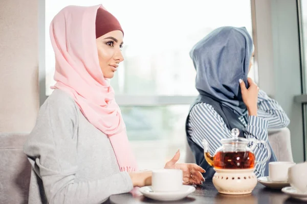 Mujer musulmana bastante joven con una taza de café o té en acción — Foto de Stock