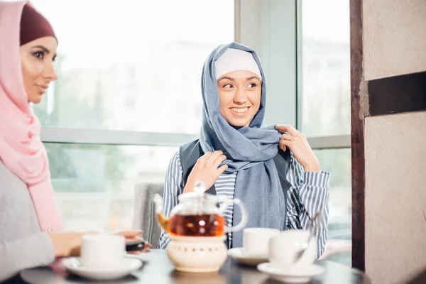 Mujer musulmana bastante joven con una taza de café o té en acción — Foto de Stock