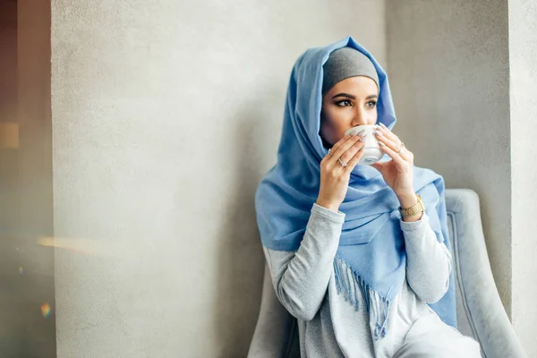 Bir fincan kahve ya da çay eylem ile genç ve güzel Müslüman kadın — Stok fotoğraf