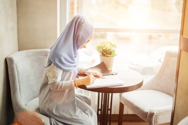 Muslim business woman working documents in cafe — Stock Photo, Image