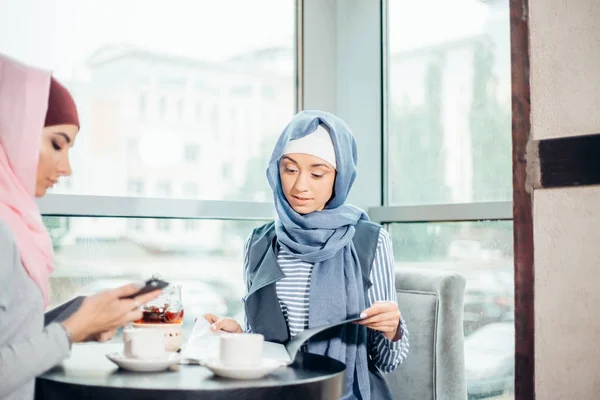 Muslim business woman working documents in cafe — Stock Photo, Image