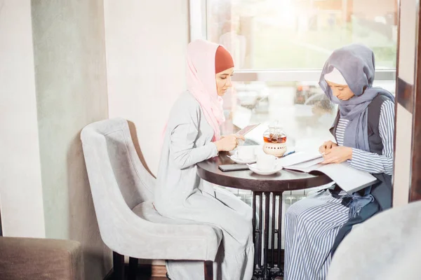 Mujer musulmana de negocios documentos de trabajo en la cafetería — Foto de Stock