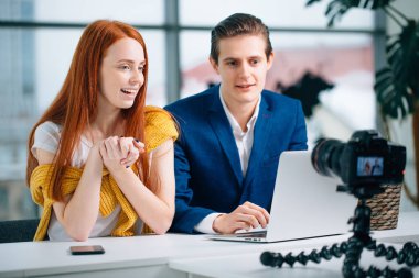 Blogger Başlangıcı Yeni İş Kadını Partner Kamerası Video Blog Kavramı