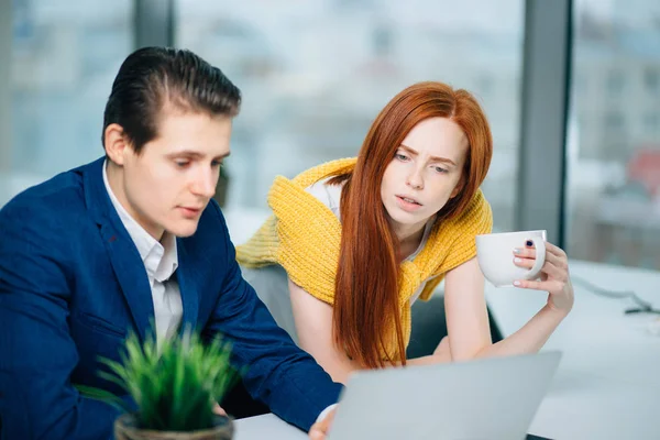 Affärskvinna och affärsman som talar på jobbet — Stockfoto