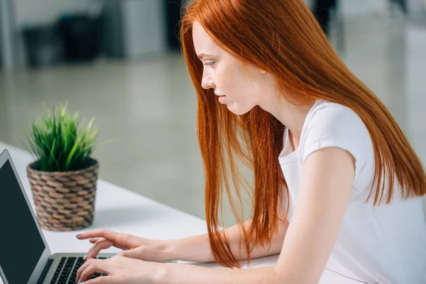 Женщина, печатающая на ноутбуке на рабочем месте Женщина, работающая на домашней офисной клавиатуре — стоковое фото