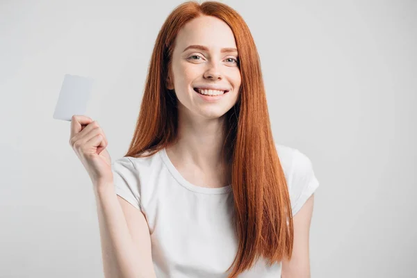 Concepto de personas, venta y consumo - primer plano de la mujer feliz con tarjeta de crédito . — Foto de Stock