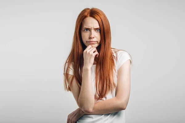 Weibchen mit Sommersprossen und gespreizten Lippen mit enttäuschtem unglücklichen Blick — Stockfoto