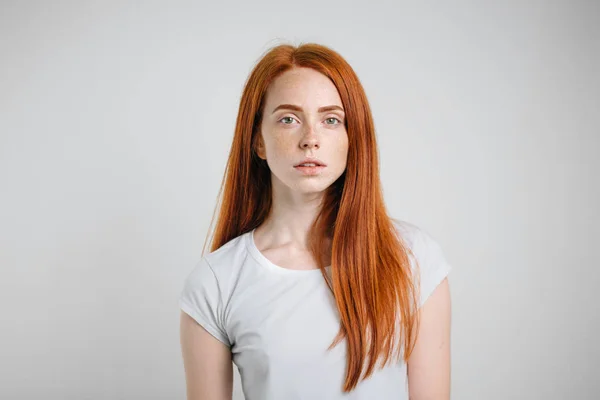 Linda ruiva jovem ruiva fêmea de aparência europeia posando dentro de casa . — Fotografia de Stock