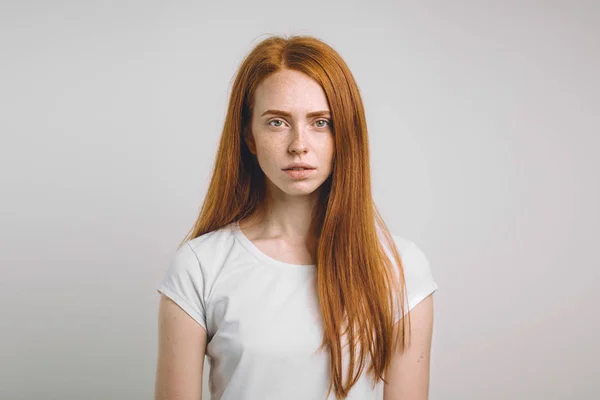 Linda ruiva jovem ruiva fêmea de aparência europeia posando dentro de casa . — Fotografia de Stock