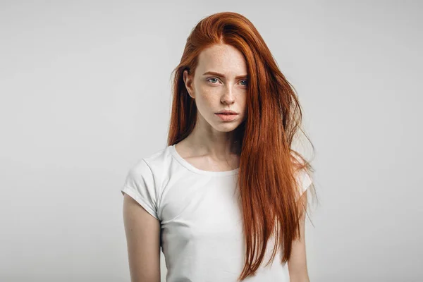 Roodharige meisje met gezonde sproeten huid op zoek naar camera — Stockfoto