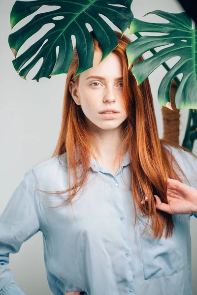 녹색 잎으로 덮인 아름다운 빨간 머리 소녀. — 스톡 사진