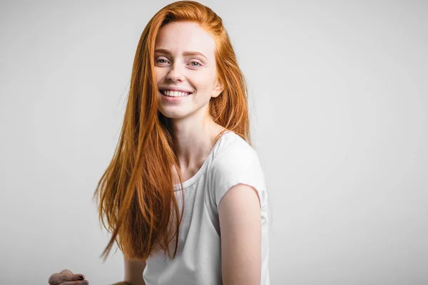 Headshot Retrato de menina gengibre feliz com sardas sorrindo olhando para a câmera — Fotografia de Stock