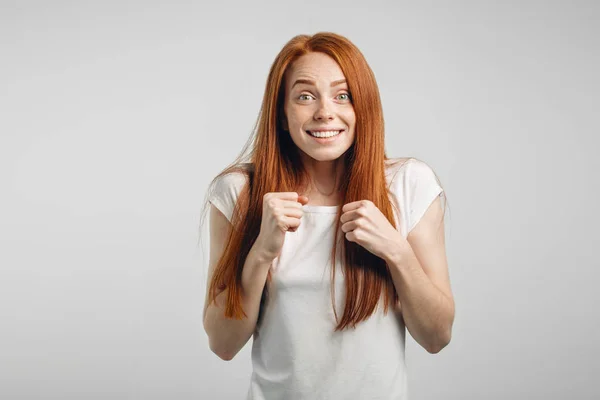 Heyecanlı Kızıl saçlı kadın ve çekici görünüyor, onların başarı kutluyor — Stok fotoğraf