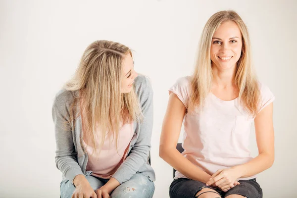 Duas irmãs gêmeas bonitas juntas, uma mulher olhando para outra — Fotografia de Stock