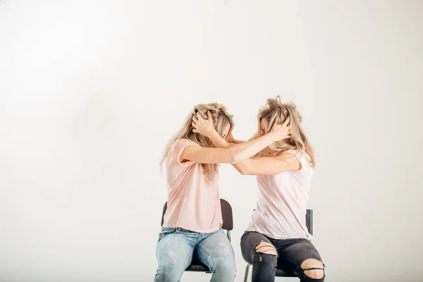 Duas mulheres agressivas discutindo e gritando isoladas em um fundo branco — Fotografia de Stock