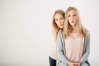 Sürpriz kız kardeşinin standart beyaz arka plan üzerinde seyir.