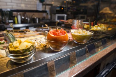 Değişik bir snaks, cherry domatesli ve meyve şiş üzerinde küçük kanepe