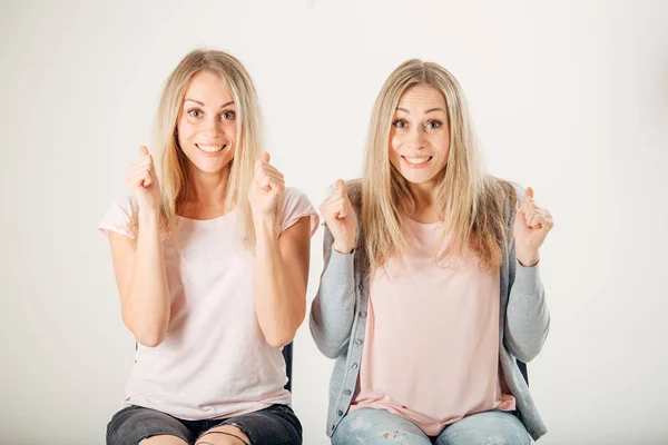 Mensen, emoties en gevoelens. Twin vrouwen hebben opgewonden en winnende kijkt — Stockfoto