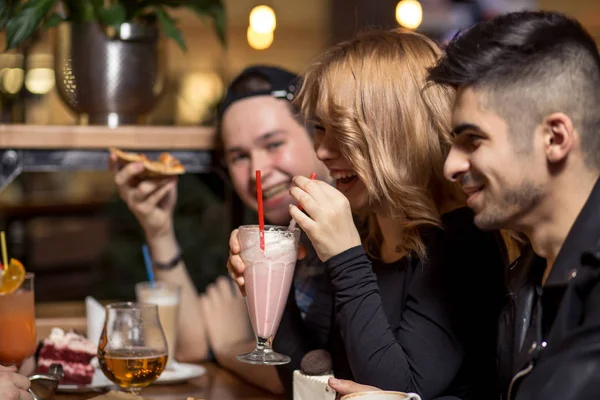 Diversas personas pasan el rato Pub Amistad — Foto de Stock