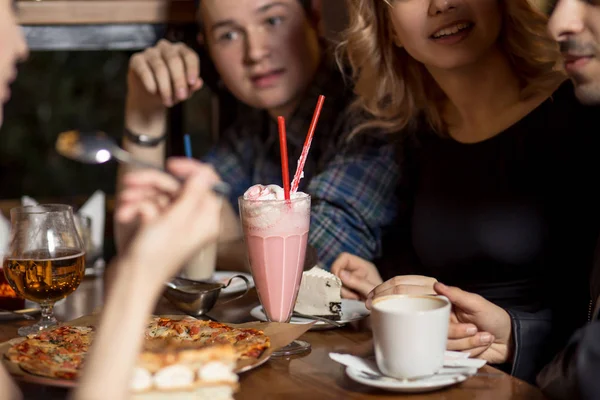 Diverse persone appendere fuori amicizia Pub — Foto Stock